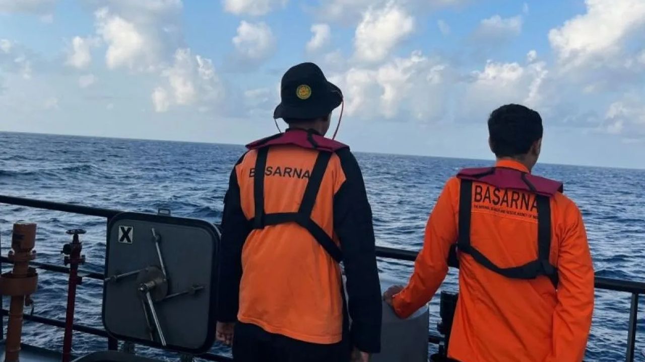 indonesia rescue boat capsize
