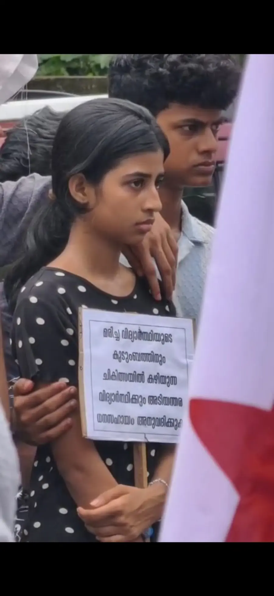 പൊലീസ്‌ സ്റ്റേഷൻ മാർച്ചിന്‌ എത്തിയ ജൂവിന്റെ  സഹോദരി ജൂനിയ  