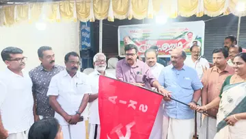 പരിസ്ഥിതി ലോല മേഖലയിൽനിന്നും ജനവാസ കേന്ദ്രങ്ങളെ ഒഴിവാക്കണമെന്ന് ആവശ്യപ്പെട്ട് കർഷക സംഘം നടത്തുന്ന വാഹന പ്രചരണ ജാഥാ ക്യാപ്റ്റൻ അഡ്വ. ബിജു കെ മാത്യുവിന്  പതാക കൈമാറി കെ എൻ ബാലഗോപാൽ എംഎൽഎ  ഉദ്ഘാടനംചെയ്യുന്നു