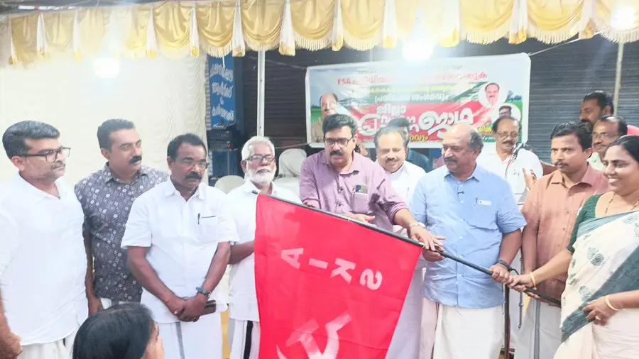 പരിസ്ഥിതി ലോല മേഖലയിൽനിന്നും ജനവാസ കേന്ദ്രങ്ങളെ ഒഴിവാക്കണമെന്ന് ആവശ്യപ്പെട്ട് കർഷക സംഘം നടത്തുന്ന വാഹന പ്രചരണ ജാഥാ ക്യാപ്റ്റൻ അഡ്വ. ബിജു കെ മാത്യുവിന് പതാക കൈമാറി കെ എൻ ബാലഗോപാൽ എംഎൽഎ ഉദ്ഘാടനംചെയ്യുന്നു