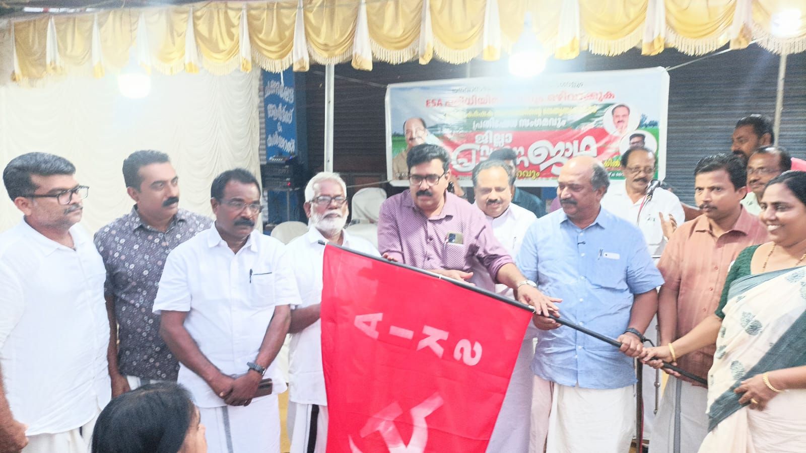 പരിസ്ഥിതി ലോല മേഖലയിൽനിന്നും ജനവാസ കേന്ദ്രങ്ങളെ ഒഴിവാക്കണമെന്ന് ആവശ്യപ്പെട്ട് കർഷക സംഘം നടത്തുന്ന വാഹന പ്രചരണ ജാഥാ ക്യാപ്റ്റൻ അഡ്വ. ബിജു കെ മാത്യുവിന്  പതാക കൈമാറി കെ എൻ ബാലഗോപാൽ എംഎൽഎ  ഉദ്ഘാടനംചെയ്യുന്നു