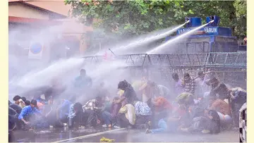 മാർച്ചിനുനേരെ പൊലീസ് ജലപീരങ്കി പ്രയോഗിച്ചപ്പോൾ