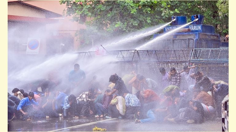  മാർച്ചിനുനേരെ പൊലീസ് ജലപീരങ്കി പ്രയോഗിച്ചപ്പോൾ