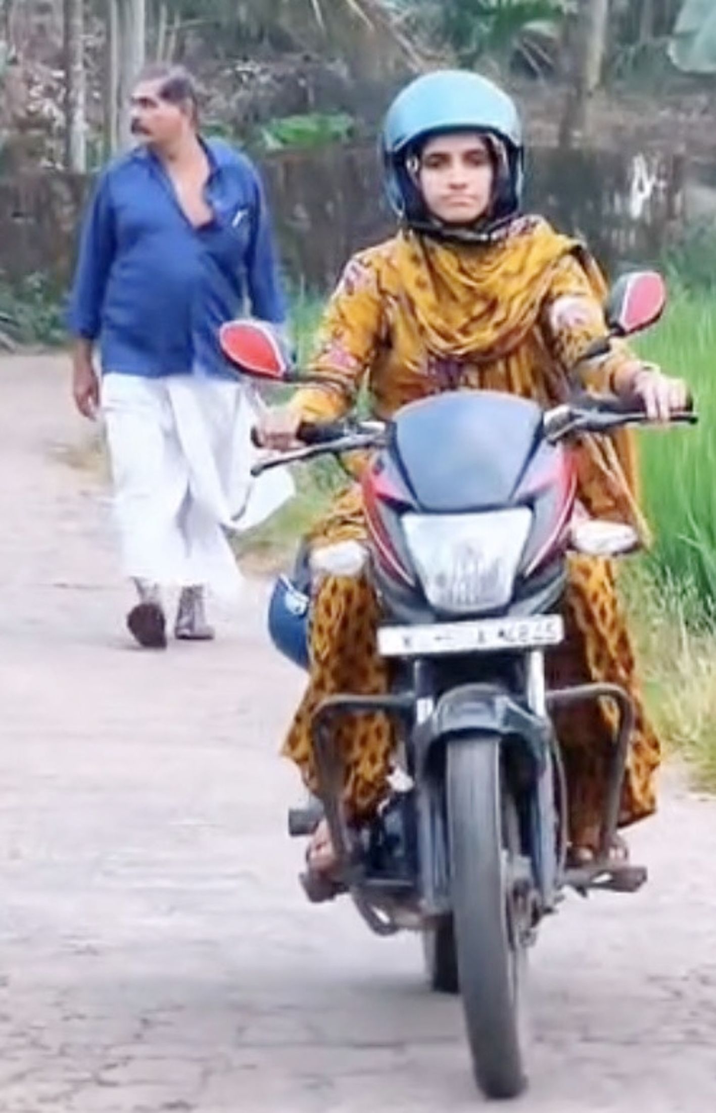 ബൈക്കിൽ വോട്ട് അഭ്യർഥനയുമായി  ജംസിയ പുലാക്കൽ 