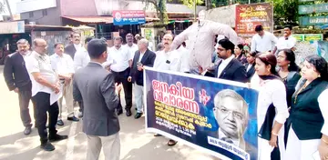 ഓള്‍ ഇന്ത്യ ലോയേഴ്സ് യൂണിയൻ നേതൃത്വത്തില്‍ കലക്ടറേറ്റിന്  മുന്നിലെ ജനകീയ കോടതിയില്‍ ഗ്യാനേഷ് കുമാറിന്റെ പ്രതീകാത്മക രൂപത്തെ "കുറ്റവിചാരണ' നടത്തുന്നു