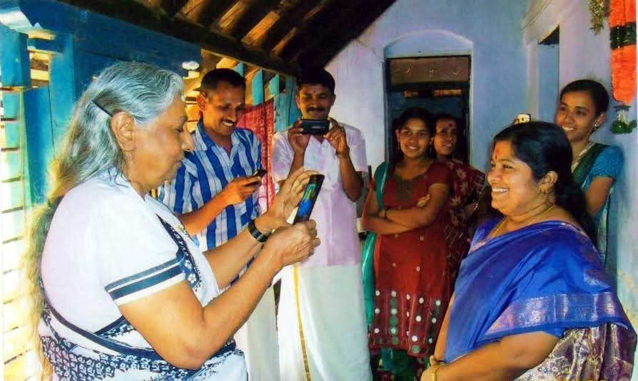 മൊബൈൽഫോണിൽ ലതികയുടെ ഫോട്ടോ പകർത്തുന്ന ജാനകി