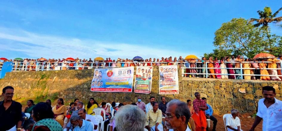 നെടുമ്പ്രക്കാട്‌–വിളക്കുമരം പാലം ഉദ്‌ഘാടനംചെയ്‌ത്‌ മന്ത്രി പി എ മുഹമ്മദ്‌ റിയാസ്‌ സംസാരിക്കുന്നത്‌  പാലത്തിൽനിന്ന്‌ ശ്രവിക്കുന്ന പ്രദേശവാസികൾ