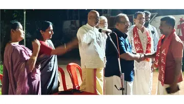 ബിജെപി വിട്ടവരെ  സിപിഐ എം ഏരിയ സെക്രട്ടറി തട്ടത്തുമല ജയചന്ദ്രൻ ഷാൾ അണിയിച്ച് സ്വീകരിക്കുന്നു