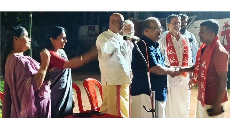 ബിജെപി വിട്ടവരെ  സിപിഐ എം ഏരിയ സെക്രട്ടറി തട്ടത്തുമല ജയചന്ദ്രൻ ഷാൾ അണിയിച്ച് സ്വീകരിക്കുന്നു