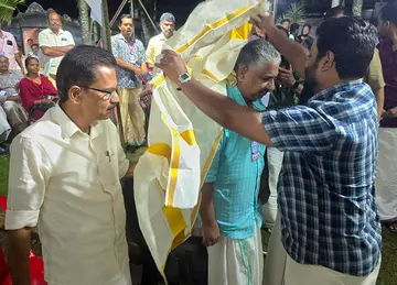 ഡിവൈഎഫ്ഐ ജില്ലാ സമ്മേളനത്തിന്റെ ഭാഗമായി സംഘടിപ്പിച്ച മുൻകാല പ്രവർത്തകരുടെ സംഗമത്തിൽ  ജെ ബിജുവിനെ  ആദരിക്കുന്നു