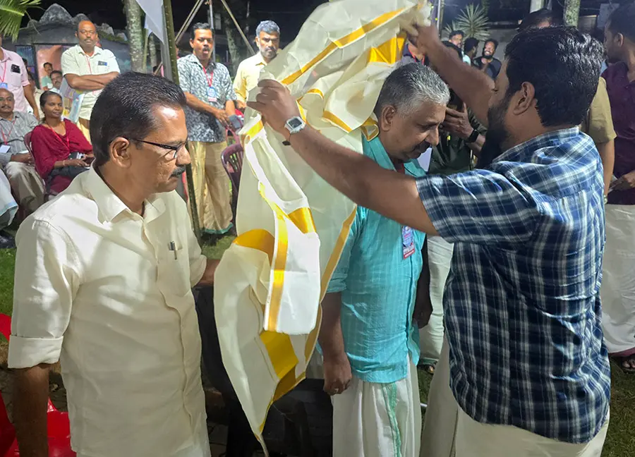 ഡിവൈഎഫ്ഐ ജില്ലാ സമ്മേളനത്തിന്റെ ഭാഗമായി സംഘടിപ്പിച്ച മുൻകാല പ്രവർത്തകരുടെ സംഗമത്തിൽ  ജെ ബിജുവിനെ  ആദരിക്കുന്നു