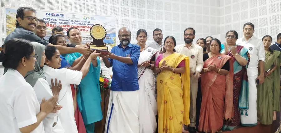 പാലക്കാട് ജില്ലാ ആശുപത്രിയിലെ ജീവനക്കാർക്ക് ജില്ലാ പഞ്ചായത്ത് പ്രസിഡന്റ് എസ് ബി രാജു ട്രോഫി സമ്മാനിക്കുന്നു