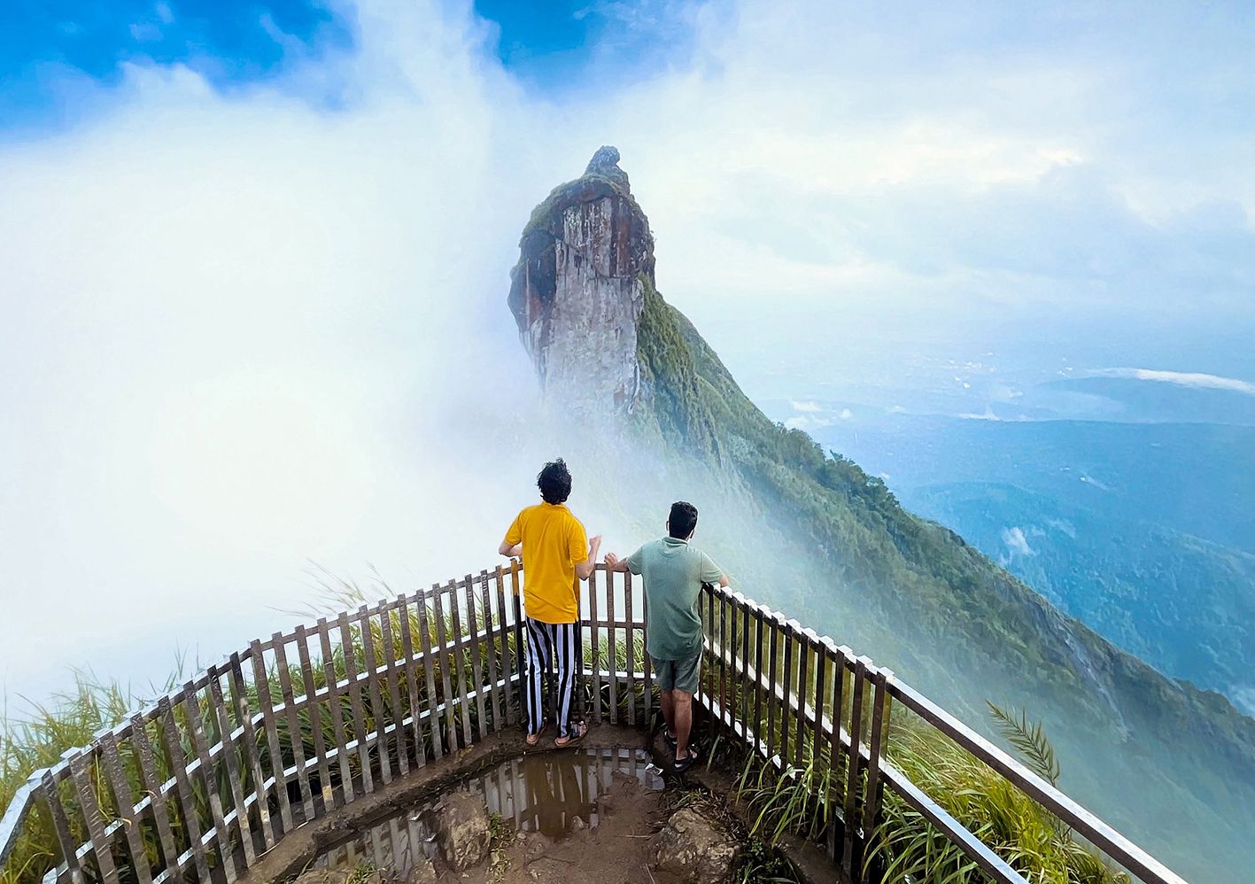 ജില്ലയിലെ ഏറ്റവും ഉയരംകൂടിയ പ്രദേശമായ ഇല്ലിക്കൽകല്ല്‌  ടോപ്പ്‌ സ്റ്റേഷൻ