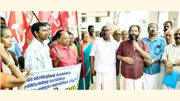 കയർ തൊഴിലാളി യൂണിയൻ ചിറയിൻകീഴ് ബ്രാഞ്ചിന്റെ നേതൃത്വത്തിൽ ആറ്റിങ്ങൽ കയർ പ്രോജക്ട് ഓഫീസിലേക്ക് നടന്ന മാർച്ചും ധർണയും ജില്ലാ സെക്രട്ടറി വി ജോയി ഉദ്ഘാടനം ചെയ്യുന്നു