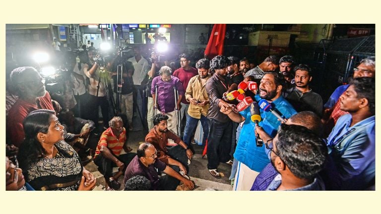 എസ്എഫ്ഐ ജില്ലാ സെക്രട്ടറിയുടെ വീട്ടിൽ നടന്ന അതിക്രമത്തിൽ പ്രതിഷേധിച്ച് സിപിഐ എം സംഘടിപ്പിച്ച പേട്ട പൊലീസ് സ്റ്റേഷൻ മാർച്ചിൽ  ജില്ലാ സെക്രട്ടറി വി ജോയി സംസാരിക്കുന്നു​