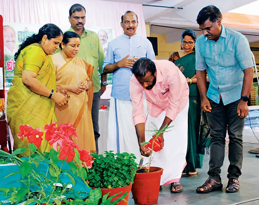സഹകരണവകുപ്പിന്റെ ജില്ലാതല വൃക്ഷത്തൈ നടീൽ സെന്റ് ജോസഫ്‌സ്‌ എൽപിജി സ്കൂളിൽ കേരള ബാങ്ക് ഡയറക്ടർ ബോർഡ്‌ അംഗം പി ഗാനകുമാർ ഉദ‍്ഘാടനംചെയ്യുന്നു