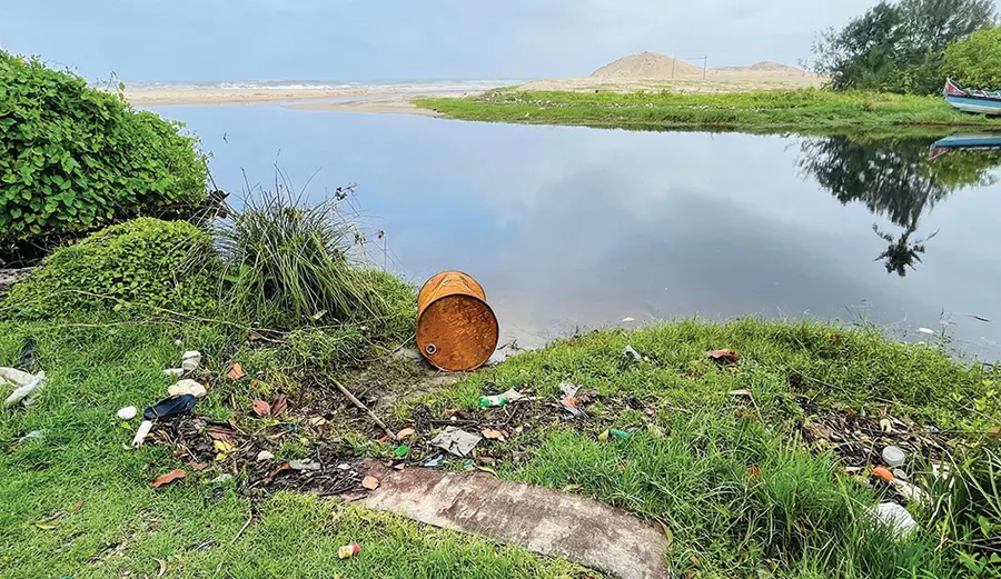 ആലപ്പുഴ കാട്ടൂർ തീരത്ത് അടിഞ്ഞ ഇരുമ്പുവീപ്പ