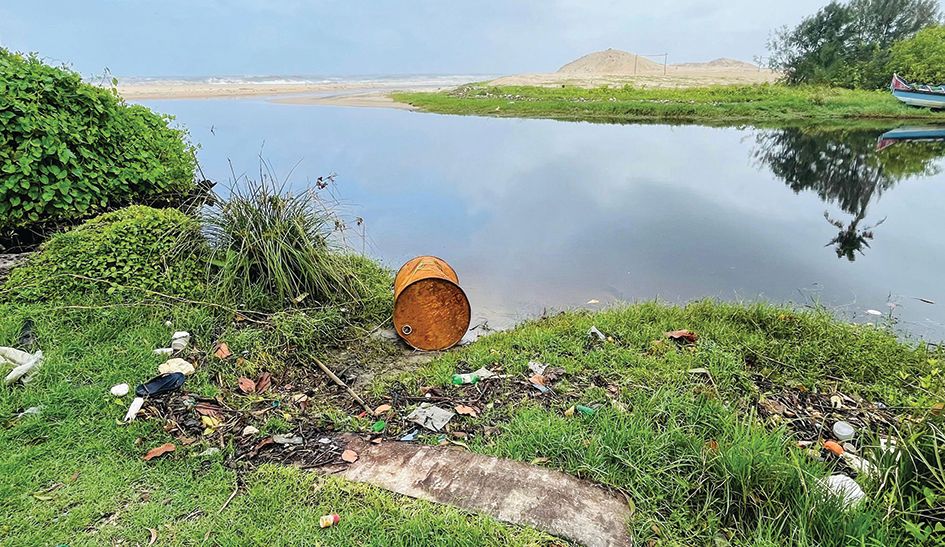 ആലപ്പുഴ കാട്ടൂർ തീരത്ത് അടിഞ്ഞ ഇരുമ്പുവീപ്പ