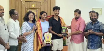 സീനിയർ സംസ്ഥാന അത്‌ലെറ്റിക്‌സ്‌ മീറ്റിൽ മെഡൽ നേടിയ സഹോദരങ്ങളായ ജുവാൻ, ജാനിസ് ട്രീസ എന്നിവർക്ക്‌ സേവ്യർ ചിറ്റിലപ്പിള്ളി എംഎൽഎ ഡിആർഇയുവിന്റെ ഉപഹാരം നൽകുന്നു