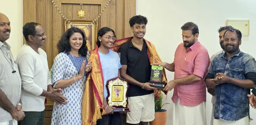 സീനിയർ സംസ്ഥാന അത്ലെറ്റിക്സ് മീറ്റിൽ മെഡൽ നേടിയ സഹോദരങ്ങളായ ജുവാൻ, ജാനിസ് ട്രീസ എന്നിവർക്ക് സേവ്യർ ചിറ്റിലപ്പിള്ളി എംഎൽഎ ഡിആർഇയുവിന്റെ ഉപഹാരം നൽകുന്നു
