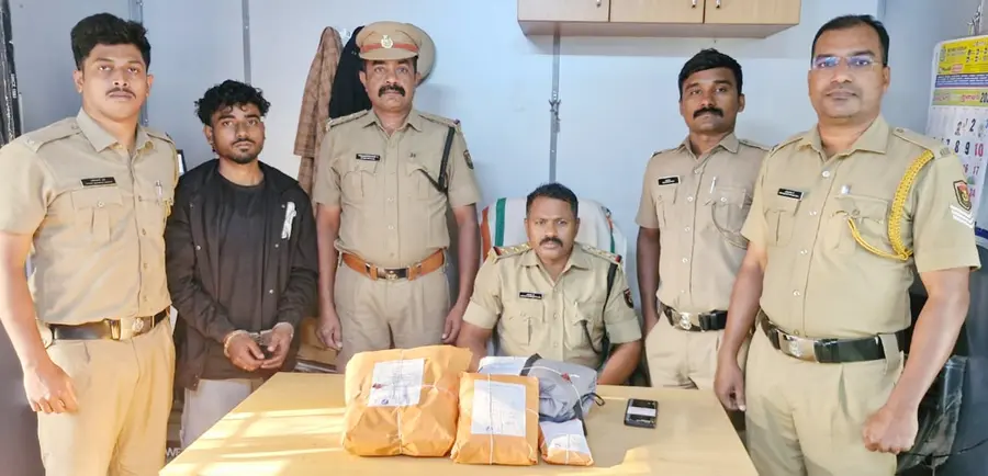 കഞ്ചാവുമായി പിടിയിലായ അസം സ്വദേശിയും ഉദ്യോഗസ്ഥരും