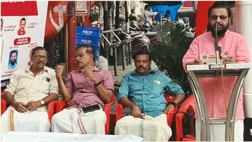 ഓട്ടോ ടാക്സി ആൻഡ്‌ ലൈറ്റ് മോട്ടോര്‍ വര്‍ക്കേഴ്സ് യൂണിയന്‍ സമര പ്രചാരണ  വാഹനജാഥ പേട്ടയില്‍ സ്റ്റേറ്റ്‌ ലൈറ്റ്‌ മോട്ടേഴ്‌സ്‌ വർക്കേഴ്‌സ്‌ കോൺഫെഡറേഷൻ സംസ്ഥാന പ്രസിഡന്റ്‌ കടകംപള്ളി സുരേന്ദ്രന്‍ ഉദ്ഘാടനം ചെയ്യുന്നു