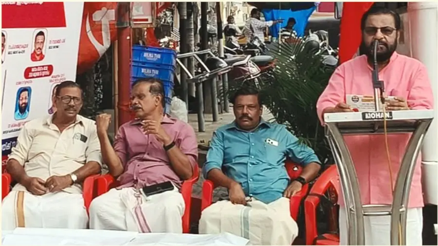 ഓട്ടോ ടാക്സി ആൻഡ്‌ ലൈറ്റ് മോട്ടോര്‍ വര്‍ക്കേഴ്സ് യൂണിയന്‍ സമര പ്രചാരണ  വാഹനജാഥ പേട്ടയില്‍ സ്റ്റേറ്റ്‌ ലൈറ്റ്‌ മോട്ടേഴ്‌സ്‌ വർക്കേഴ്‌സ്‌ കോൺഫെഡറേഷൻ സംസ്ഥാന പ്രസിഡന്റ്‌ കടകംപള്ളി സുരേന്ദ്രന്‍ ഉദ്ഘാടനം ചെയ്യുന്നു