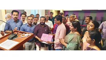 കെജിഒഎ നോർത്ത്‌ ജില്ലാ കമ്മിറ്റി ചേർത്ത ദേശാഭിമാനി വാർഷികവരിക്കാരുടെ പട്ടിക ജില്ലാ സെക്രട്ടറി  ആർ മനോജ് കുമാറിൽനിന്ന്‌ കടകംപള്ളി സുരേന്ദ്രൻ എംഎൽഎ ഏറ്റുവാങ്ങുന്നു