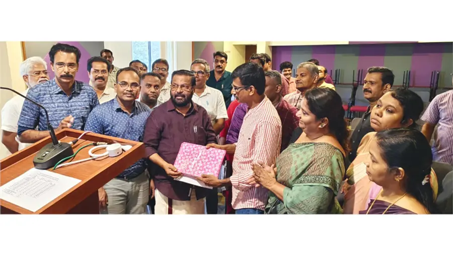 കെജിഒഎ നോർത്ത് ജില്ലാ കമ്മിറ്റി ചേർത്ത ദേശാഭിമാനി വാർഷികവരിക്കാരുടെ പട്ടിക ജില്ലാ സെക്രട്ടറി ആർ മനോജ് കുമാറിൽനിന്ന് കടകംപള്ളി സുരേന്ദ്രൻ എംഎൽഎ ഏറ്റുവാങ്ങുന്നു