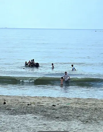 കോഴിക്കോട് ബീച്ചിൽ അപകടകരമായി കളിക്കുന്നവർ