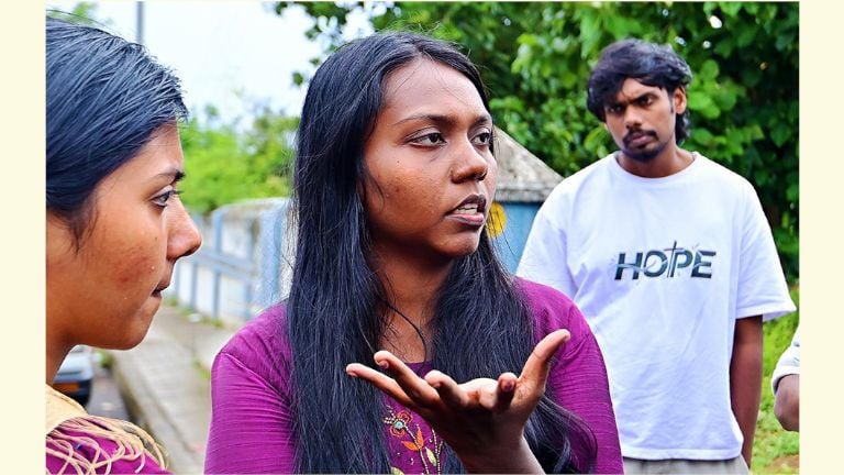 കടലിൽ കാണാതായ ജോണിന്റെ മക്കളായ ജിത്തുമോൾ, ജിജി,  ജിനിൽ എന്നിവർ കോസ്റ്റ് ഗാർഡ് സ്റ്റേഷന് മുന്നിൽ  