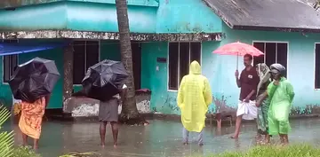 പൊക്കാഞ്ചേരിയിൽ കടലേറ്റത്തെ തുടർന്ന്  വീടിന് ചുറ്റും വെള്ളം കെട്ടി നിൽക്കുന്നു 
