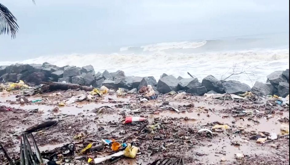 വടകര അഴിത്തലയിൽ കടലാക്രമണം രൂക്ഷമായപ്പോൾ