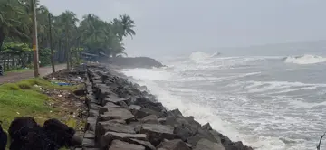 മാറാട് കൈതവളപ്പിൽ കടൽഭിത്തി കടലെടുക്കുന്നു