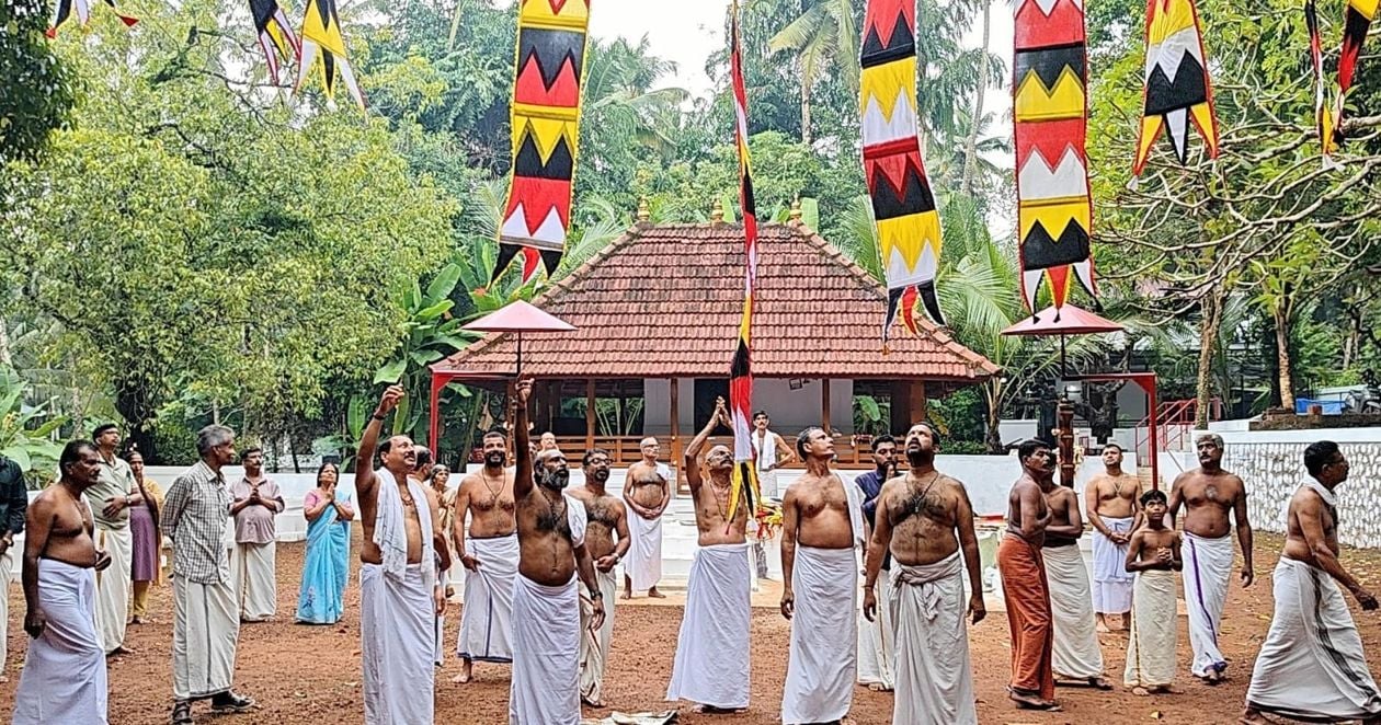 കടലുണ്ടി വാവുത്സവത്തിന്‌ പേടിയാട്ട് ഭഗവതി കാവിൽ കൊടിയേറ്റുന്നു