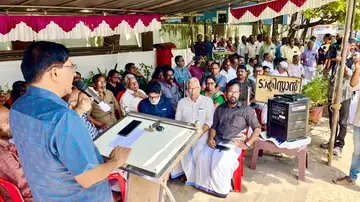 ആർഡിഒ ഓഫീസിനുമുന്നിൽ നടന്ന സമരം സിപിഐ എം ജില്ലാ കമ്മിറ്റി അംഗം പി കെ ദിവാകരൻ ഉദ്ഘാടനം ചെയ്യുന്നു