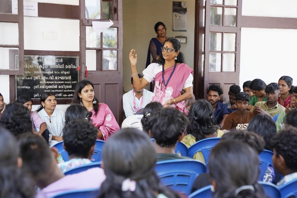 സരസ് മേള കാണാനെത്തിയ വയനാടൻ സംഘം പി സി കവിതയുമായി  സംവദിക്കുന്നു