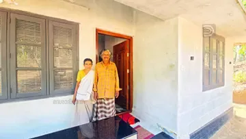 ഇരുവരും ലൈഫ് പദ്ധതിയില്‍  നിര്‍മിച്ച വീടിനു മുമ്പില്‍ 