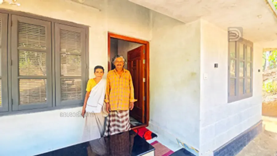 ഇരുവരും ലൈഫ് പദ്ധതിയില്
നിര്മിച്ച വീടിനു മുമ്പില്