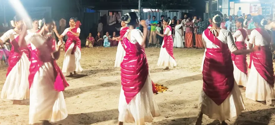 പെരുന്പളം പാലം ഉദ്‌ഘാടനത്തോടനുബന്ധിച്ച്‌ സംഘാടകസമിതി ഒരുക്കുന്ന ആഘോഷ പരിപാടിയുടെ  ഭാഗമായി ഞായറാഴ്‌ച വൈകിട്ട്‌ നടന്ന കൈകൊട്ടിക്കളി