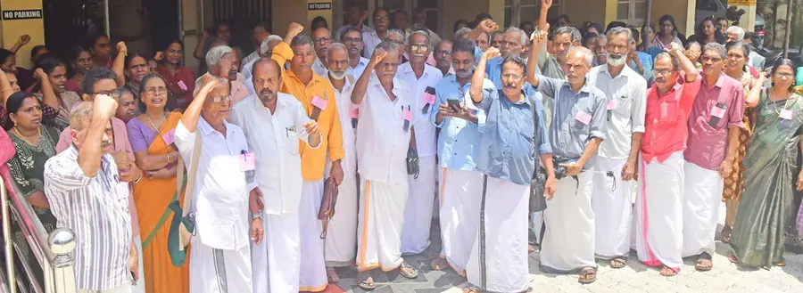 കൈത്തറി തൊഴിലാളി സംയുക്ത സമര സമിതിയുടെ നേതൃത്വത്തിൽ
ജില്ലാ വ്യവസായ കേന്ദ്രത്തിന് മുന്നിൽ നടത്തിയ പ്രതിഷേധം