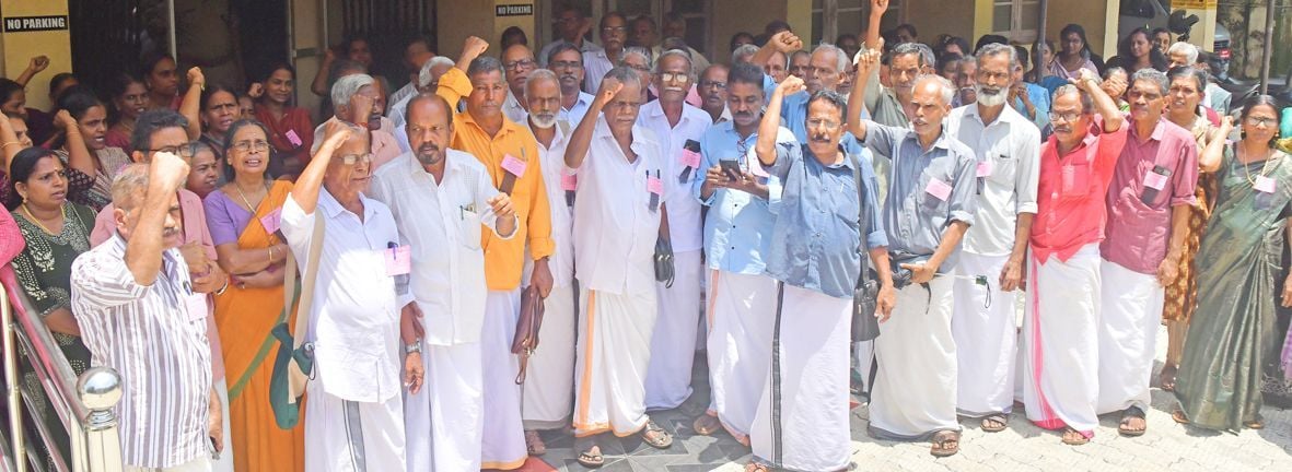 കൈത്തറി തൊഴിലാളി സംയുക്ത സമര സമിതിയുടെ  നേതൃത്വത്തിൽ  ജില്ലാ വ്യവസായ കേന്ദ്രത്തിന് മുന്നിൽ നടത്തിയ പ്രതിഷേധം 