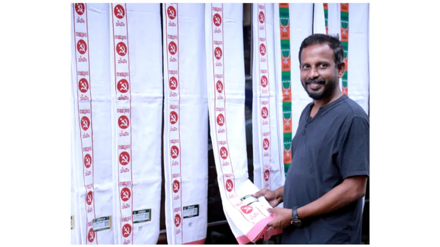 ബാലരാമപുരത്തെ കൈത്തറി വ്യാപാര സ്ഥാപനത്തിൽ പാർടികളുടെ  ചിഹ്നങ്ങൾ പ്രിന്റ്‌ ചെയ്ത മുണ്ടുകൾ  