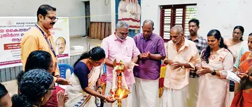 കൈത്തറി വകുപ്പ് നേതൃത്വത്തിൽ ദേശീയ കൈത്തറി ദിനാചരണവും മുതിർന്ന നെയ്ത്തുകാരെ ആദരിക്കലും പാണാവള്ളിയിൽ ബ്ലോക്ക് പഞ്ചായത്ത് പ്രസിഡന്റ് വി ആർ രജിത ഉദ്ഘാടനംചെയ്യുന്നു
