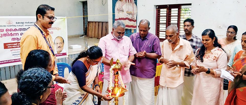കൈത്തറി വകുപ്പ്‌ നേതൃത്വത്തിൽ ദേശീയ കൈത്തറി ദിനാചരണവും മുതിർന്ന നെയ്‌ത്തുകാരെ ആദരിക്കലും പാണാവള്ളിയിൽ ബ്ലോക്ക്‌ പഞ്ചായത്ത്‌ പ്രസിഡന്റ്‌ വി ആർ രജിത ഉദ്‌ഘാടനംചെയ്യുന്നു
