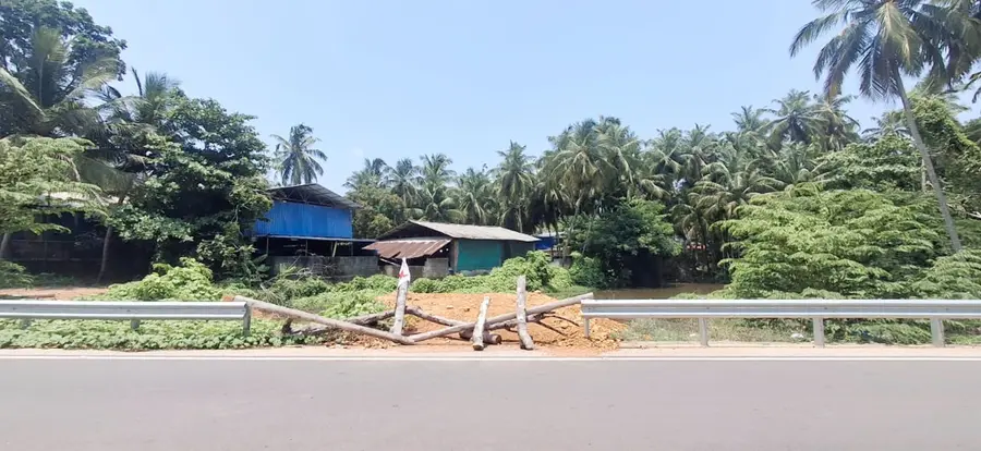 ചെറുവണ്ണൂർ -കൊളത്തറ പാതയോരത്ത് പൊതുമരാമത്ത് വകുപ്പ് സ്ഥാപിച്ച ഇരുമ്പു കൈവരികൾ മുറിച്ചുനീക്കി ചതുപ്പുനിലം മണ്ണിട്ട് നികത്തുന്നു