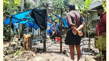കാക്കതൂക്കി മേല്‍മുട്ടൂര്‍ പ്ലാവില വീട്ടില്‍ രവീന്ദ്രന്റ  കുടില്‍  തീയിട്ട് നശിപ്പിച്ച നിലയിൽ