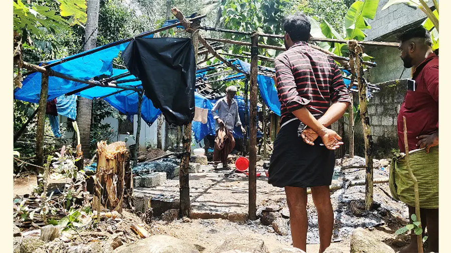 കാക്കതൂക്കി മേല്‍മുട്ടൂര്‍ പ്ലാവില വീട്ടില്‍ രവീന്ദ്രന്റ  കുടില്‍  തീയിട്ട് നശിപ്പിച്ച നിലയിൽ