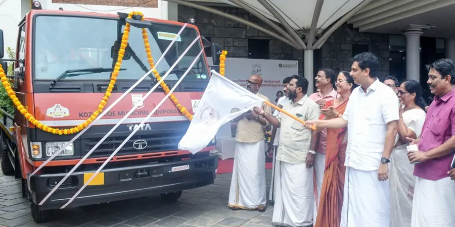 നൂതന സെപ്റ്റേജ് ശേഖരണ യന്ത്രമടങ്ങിയ വാഹനം മന്ത്രി പി എ മുഹമ്മദ് റിയാസ് ഉദ്ഘാടനം ചെയ്യുന്നു