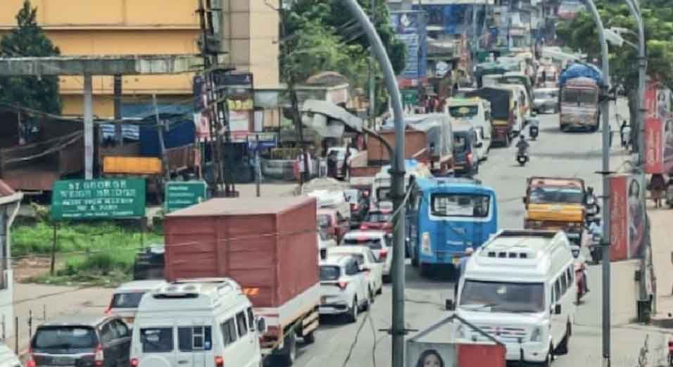 kalady traffic block